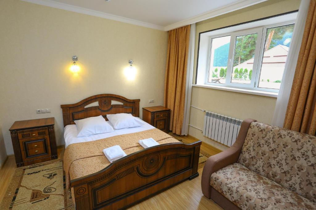 Двухместный номер с окном, двуспальной кроватью и дополнительной кроватью, цокольный этаж